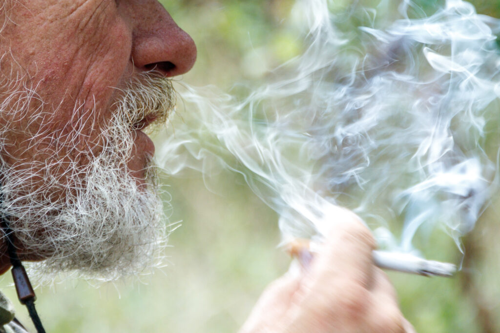 Hombre Mayor fumando Dejar de Fumar con Hipnosis