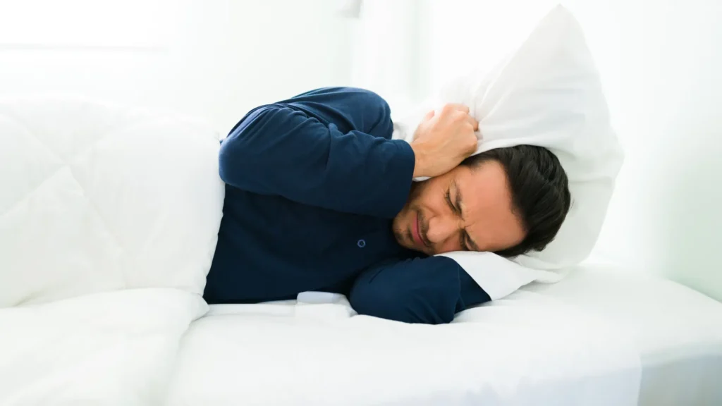 Hipnosis Clínica para quitar el insomnio con Rosa Torrejón Hombre sin poder dormir agobiado Hipnosis para quitar el insomnio Rosa Torrejón Psicologa Experta en Hipnosis Clínica