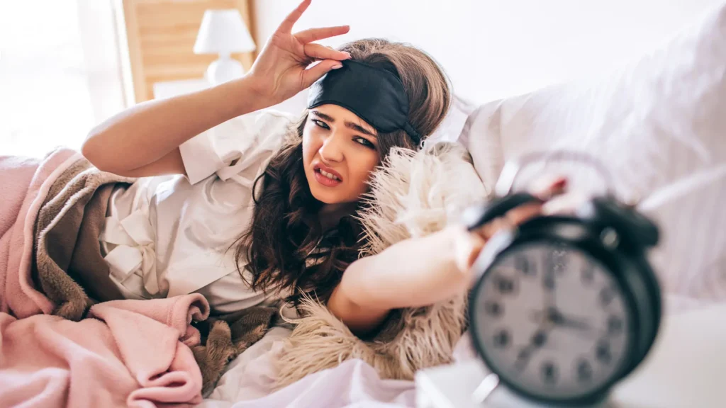 ¿Qué es el insomnio? Mujer que no puede dormir mirando el despertador ¿Qué es el insomnio_ Rosa Torrejón Psicologa Experta en Hipnosis Clínica