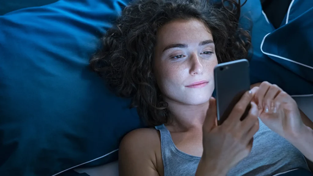 Blog Mujer que no puede dormir mirando el movil ¿Qué es el insomnio_ Rosa Torrejón Psicologa Experta en Hipnosis Clínica
